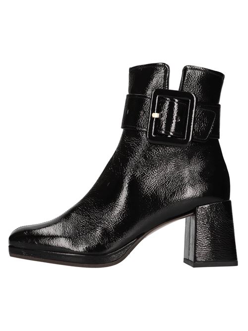 Shiny leather ankle boots model Kemi Salou CHIE MIHARA | KEMI SALOUNERO
